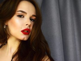Gloss Over Matte: The Return Of High-Shine Lips And Glossy Makeup Trends