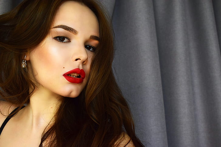 Gloss Over Matte: The Return Of High-Shine Lips And Glossy Makeup Trends