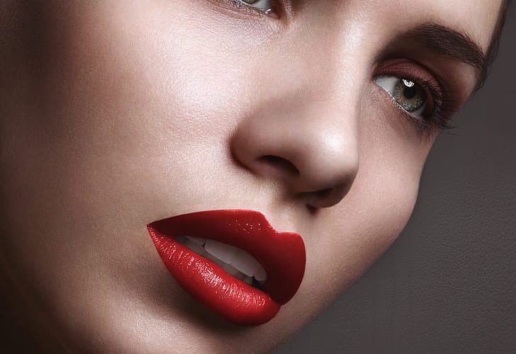 Metallic Marvels: Shimmer And Shine With This Season’s Metallic Makeup Trends