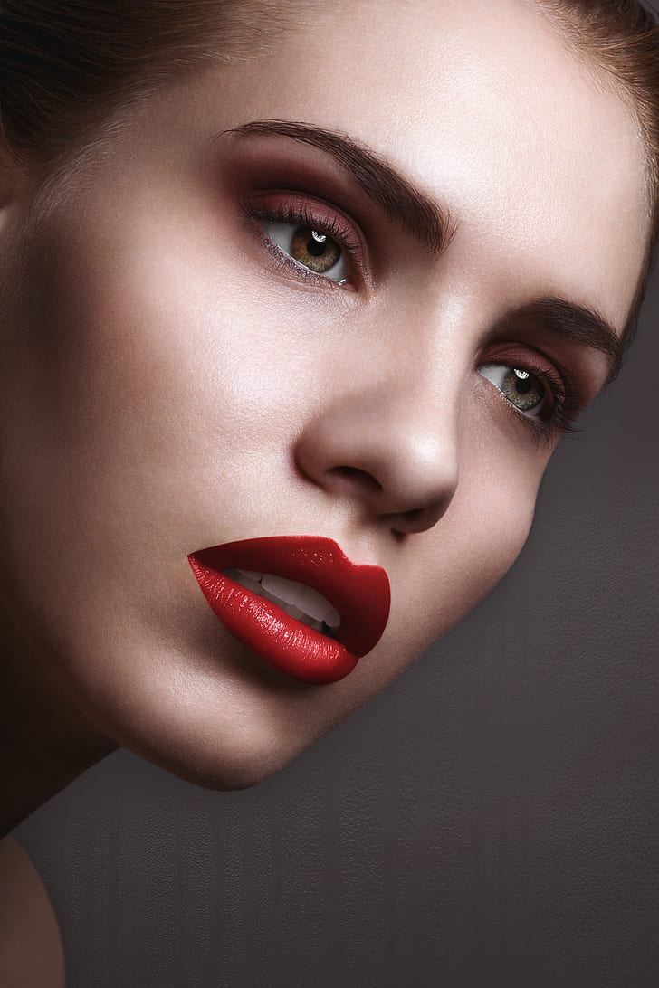 Metallic Marvels: Shimmer And Shine With This Season’s Metallic Makeup Trends